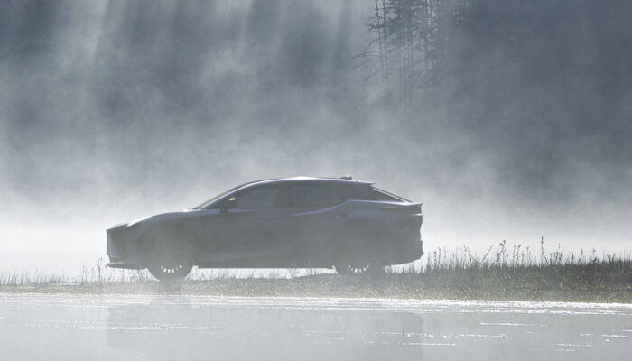 voiture Lexus dans le brouillard