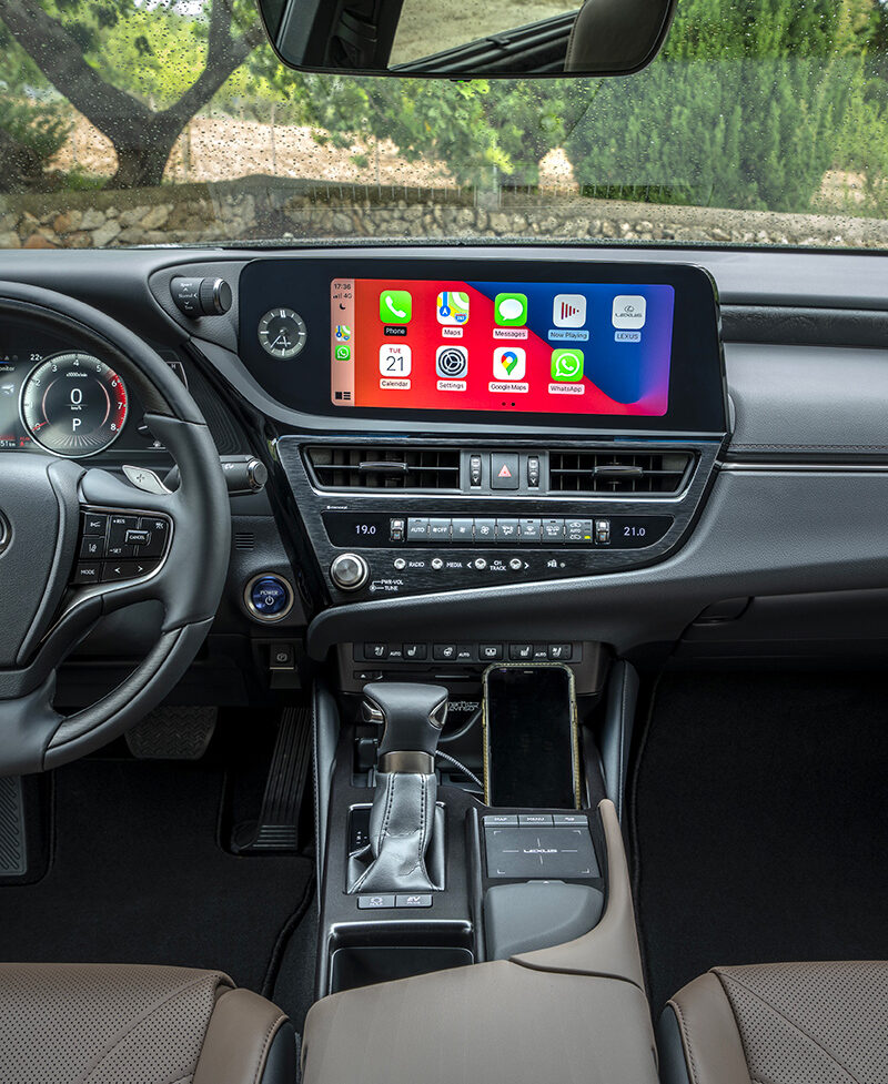 Tableau de bord voiture hybride Lexus ES