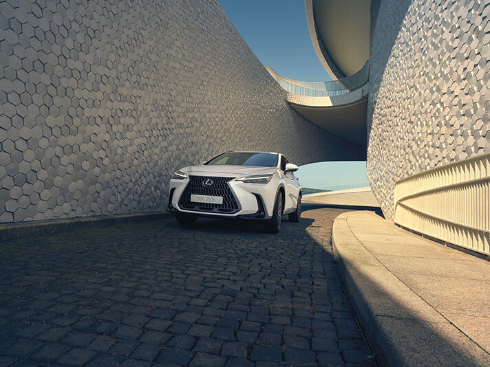 Voiture hybride Lexus NX blanc avant