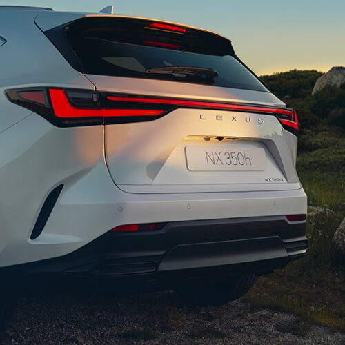 Voiture hybride Lexus NX 350h blanc arriere