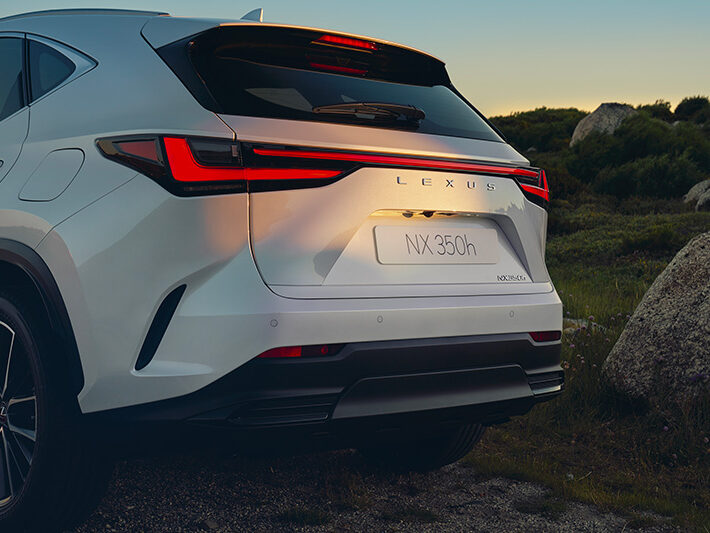 Voiture hybride Lexus NX 350h blanc arriere