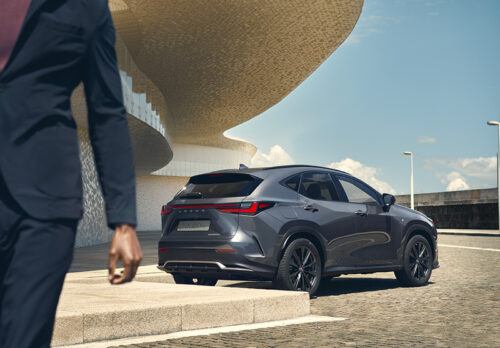 Voiture hybride Lexus NX gris