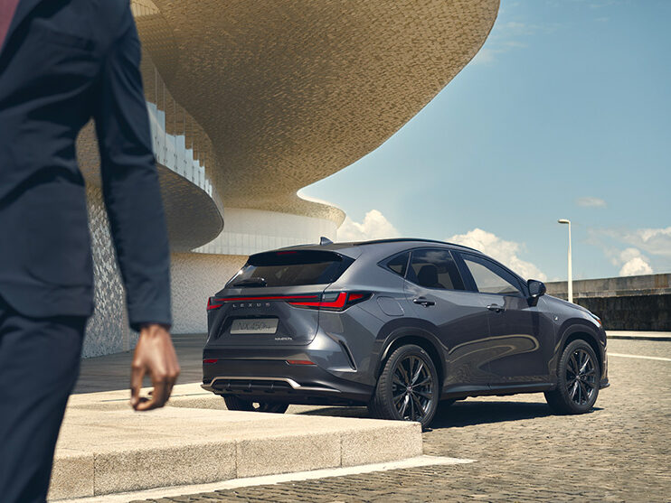 Voiture hybride Lexus NX gris