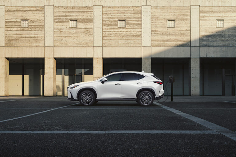 Voiture hybride Lexus NX blanc vue de coté