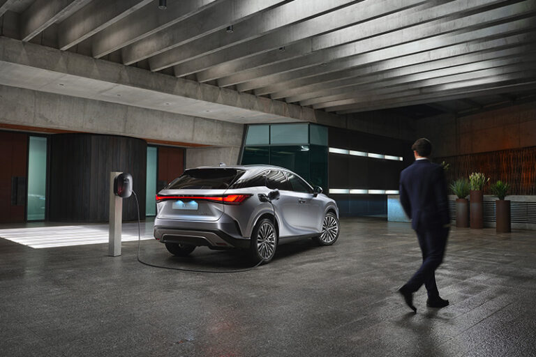 Voiture hybride Lexus RX gris en charge