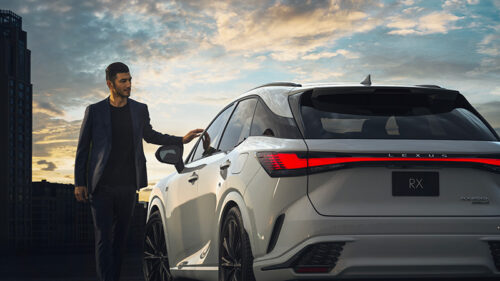 Homme qui caresse une Voiture hybride Lexus RX blanc