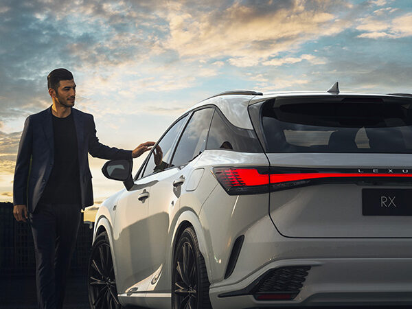 Homme qui caresse une Voiture hybride Lexus RX blanc