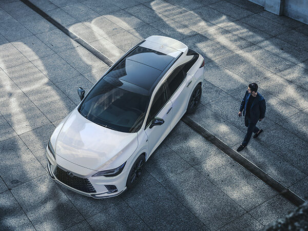 Voiture hybride Lexus RX blanc vue d'en haut