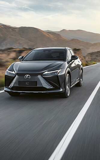 Avant Voiture électrique Lexus RZ qui roule dans les montagnes
