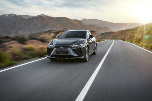 Avant Voiture électrique Lexus RZ qui roule dans les montagnes