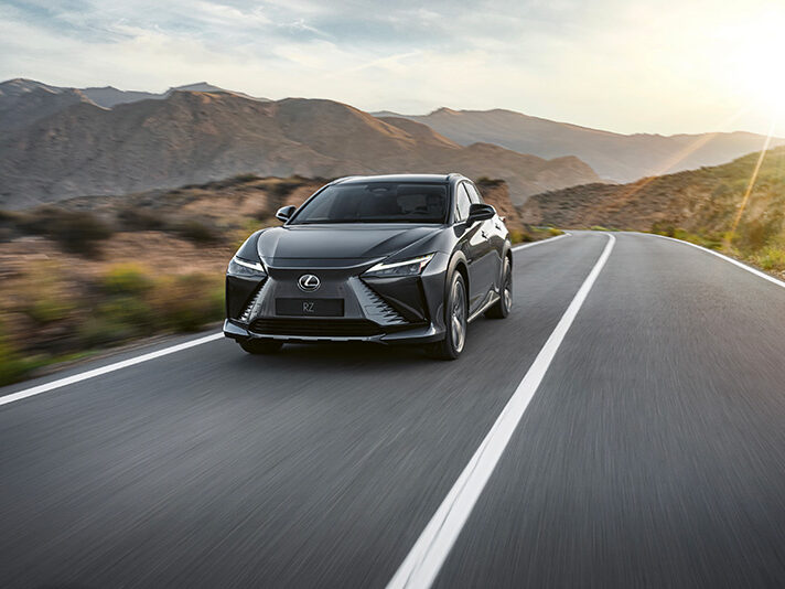 Avant Voiture électrique Lexus RZ qui roule dans les montagnes