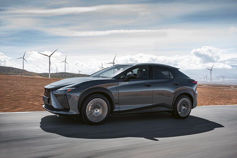 Voiture électrique Lexus RZ qui roule
