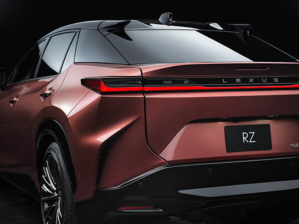 Voiture électrique Lexus RZ arriere