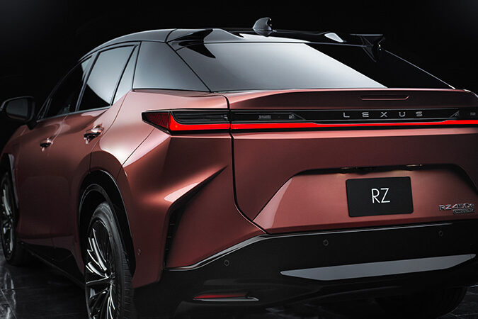 Voiture électrique Lexus RZ arriere