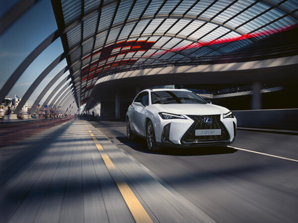 Voiture hybride Lexus UX blanc en ville