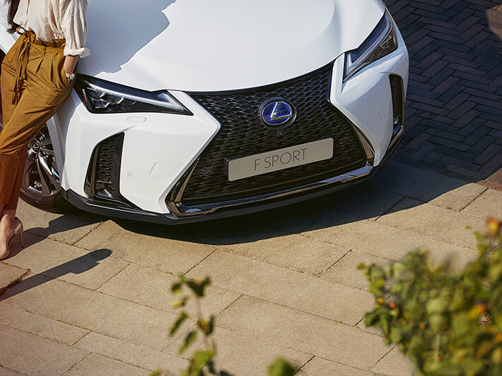 Avant Voiture hybride Lexus UX