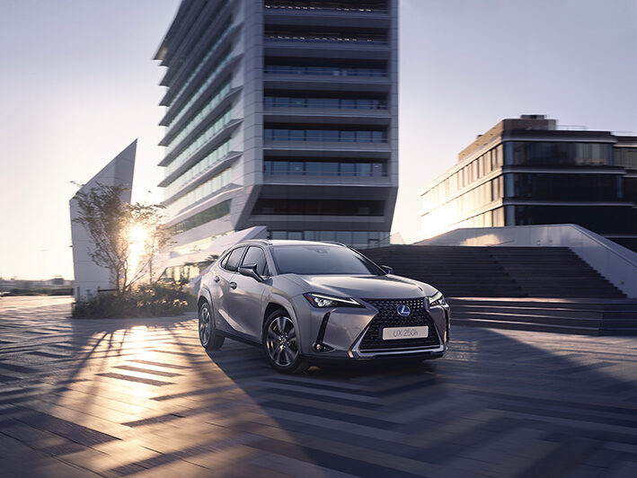 Voiture hybride Lexus UX coucher de soleil