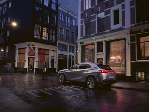 Voiture hybride Lexus UX de nuit en ville