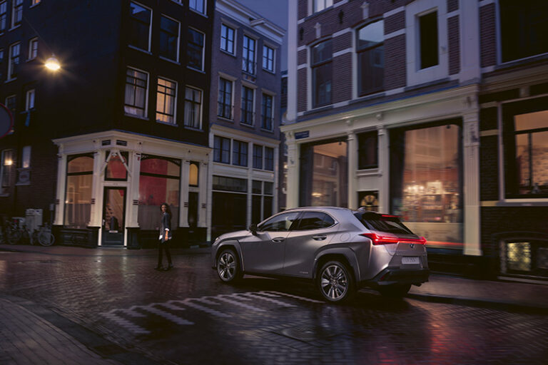Voiture hybride Lexus UX de nuit en ville