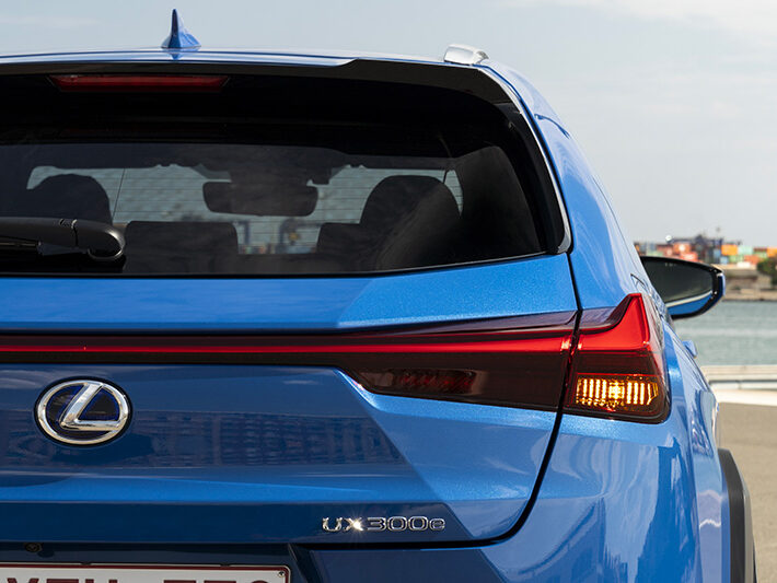 Arriere Lexus voiture UX 300e
