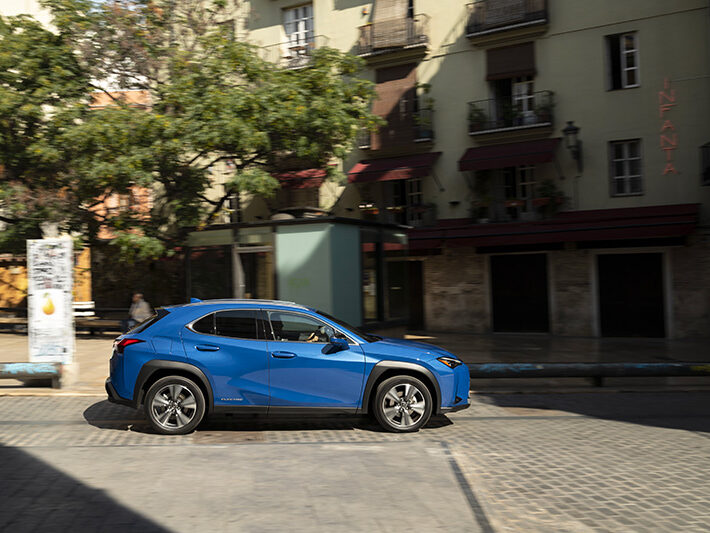 Coté Lexus voiture UX 300e en ville
