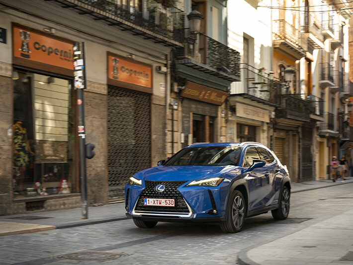 Avant Lexus voiture UX 300e en ville