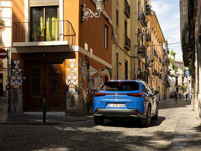 Lexus voiture UX 300e dans une petite rue