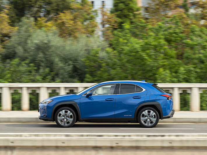 Lexus voiture UX 300e bleue qui roule