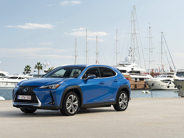Avant Lexus voiture UX 300e devant un port
