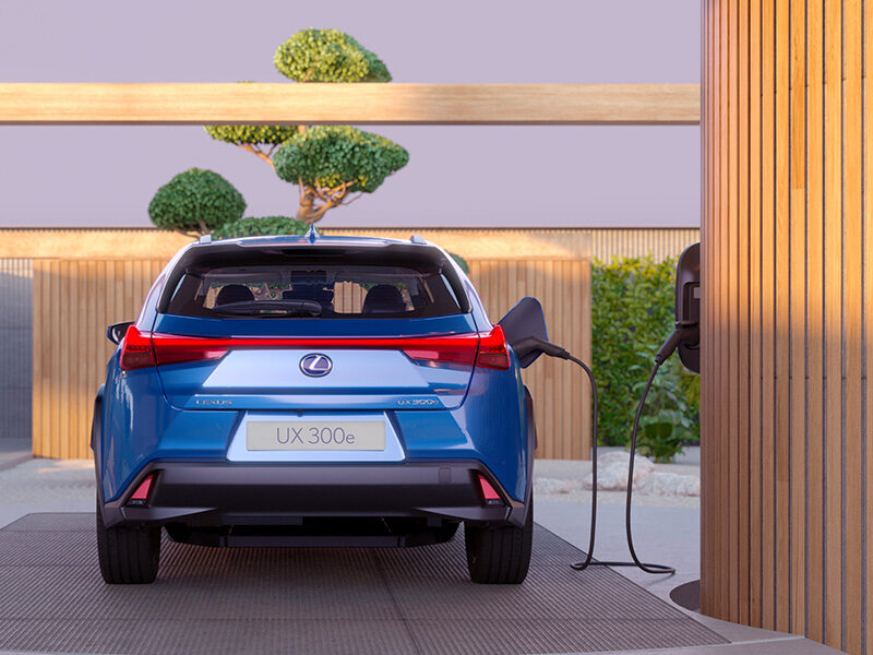 Arriere Lexus voiture UX 300e en charge