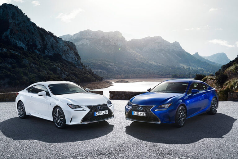 Voitures Lexus blanc et bleu devant une montagne