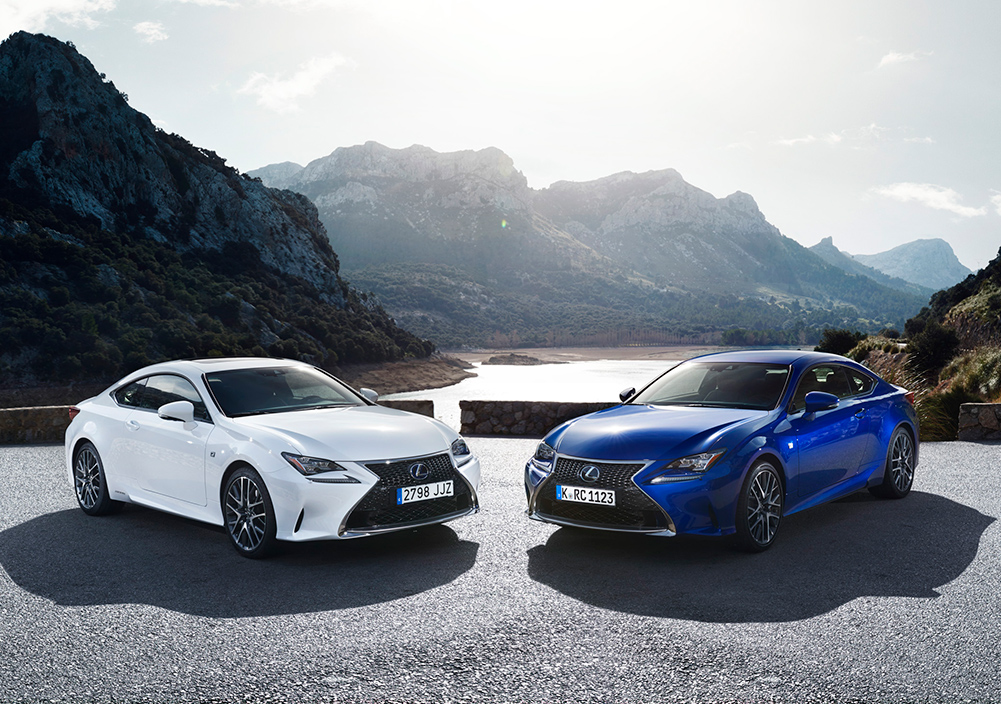Voitures Lexus blanc et bleu devant une montagne