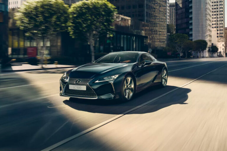 Voiture hybride Lexus LC 500 sur la route