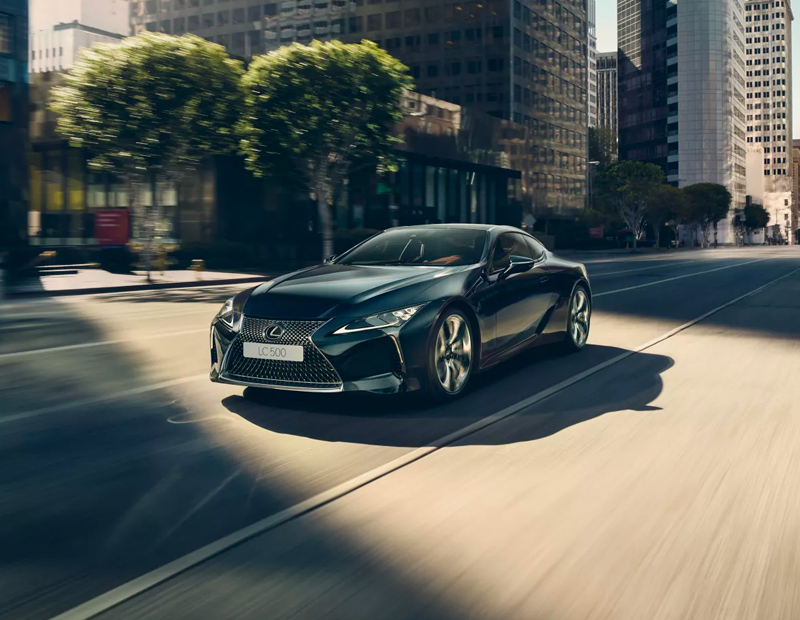 Voiture hybride Lexus LC 500 sur la route