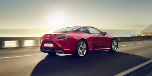 voiture hybride Lexus LC 500h rouge sur la route
