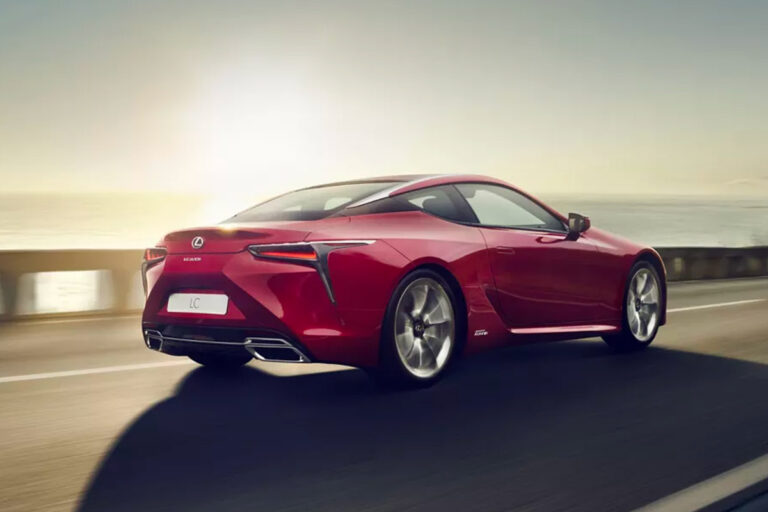 voiture hybride Lexus LC 500h rouge sur la route