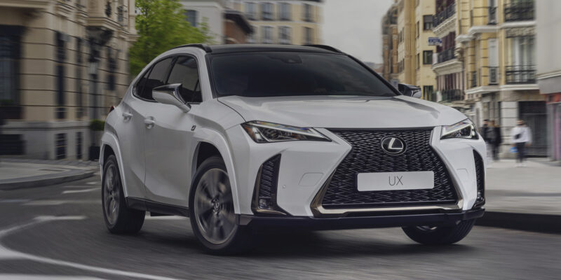 voiture hybride Lexus UX blanc en ville