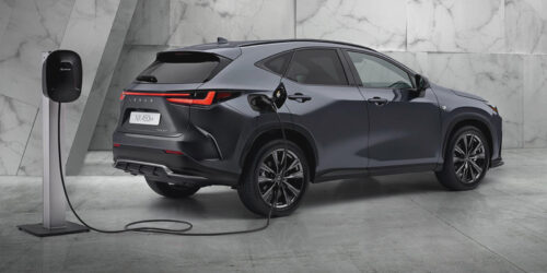 Arriere voiture plugin hybride Lexus en charge noir