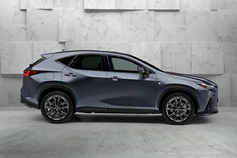 Coté voiture plugin hybride Lexus noir