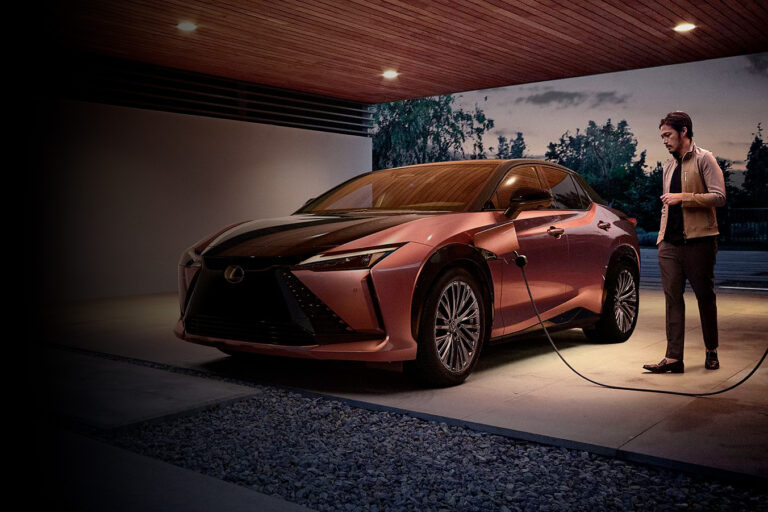 Lexus électrique sur borne de recharge à domicile