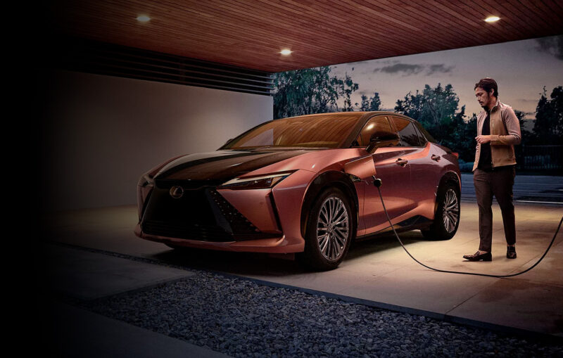 Lexus électrique sur borne de recharge à domicile