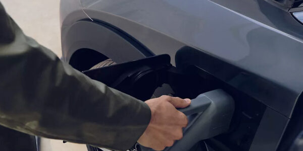 Main qui tient le cable de chargement d'une Lexus électrique