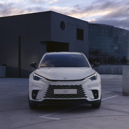 Modèle Lexus LBX blanc vu de l'avant