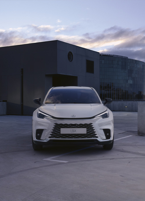 Modèle Lexus LBX blanc vu de l'avant