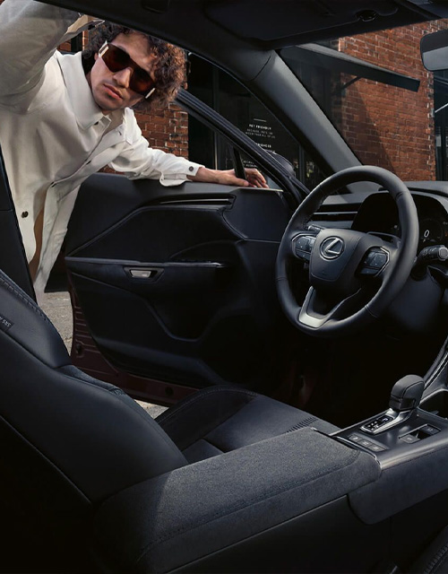 Homme qui regarde l'ambiance intérieure du modele Lexus LBX