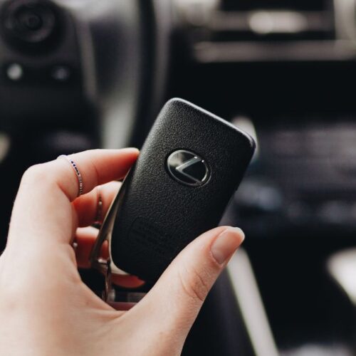 femme tenant les clés d'une lexus en main