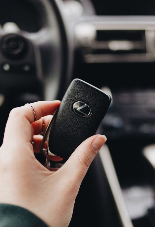 femme tenant les clés d'une lexus en main