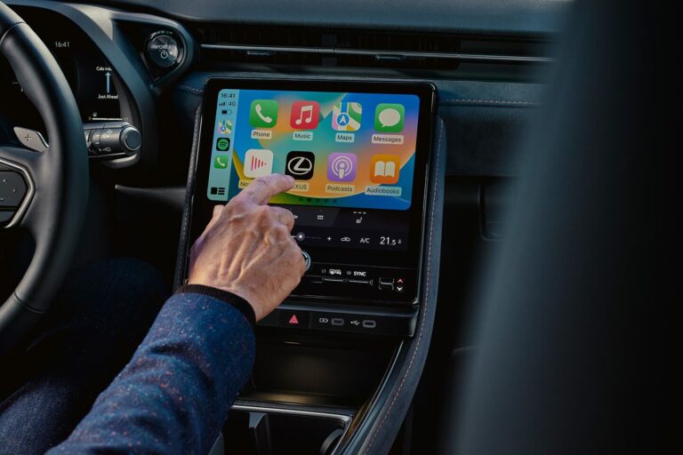 Écran à l'intérieur du modèle Lexus LBX
