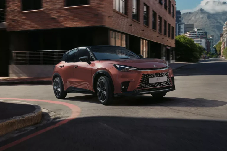 Lexus LBX cuivré qui roule dans la rue