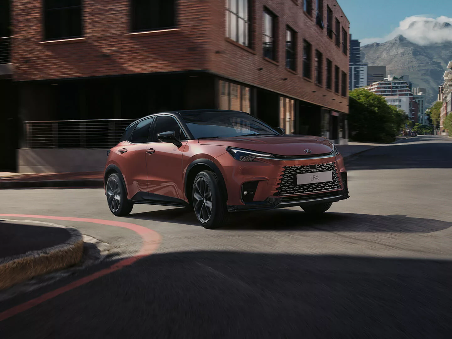Lexus LBX Lexus LBX cuivré qui roule dans la rue